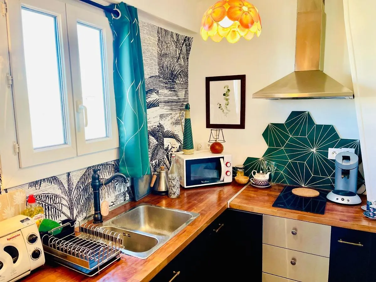Elegant Studio Sous Les Toits Marseille France